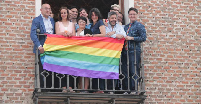 Un tribunal sentencia en contra del uso de la bandera LGTBI en edificios pblicos, vulnera la neutralidad y tiene carga ideolgica