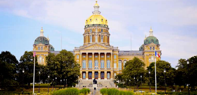Legisladores de Iowa avanzan enmienda constitucional para excluir el derecho al aborto