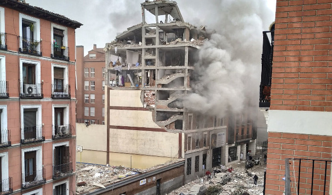 Una fuerte explosin destruye el edificio parroquial de la iglesia de la Paloma en Madrid