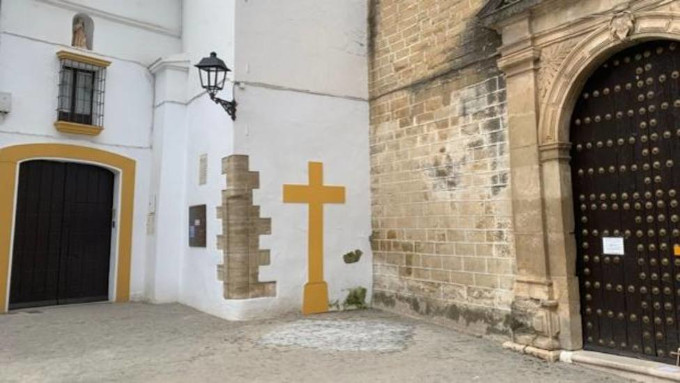 Los vecinos de Aguilar de la Frontera «pintan» una Cruz donde el ayuntamiento orden retirar la original