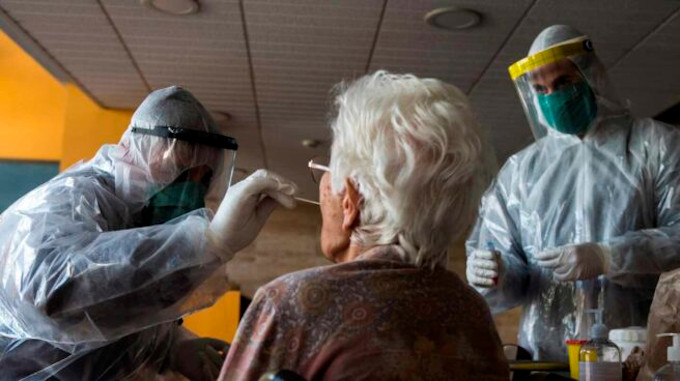 La Pontificia Academia para la Vida seala que la pandemia ha puesto de manifiesto la falta de atencin adecuada a los ancianos