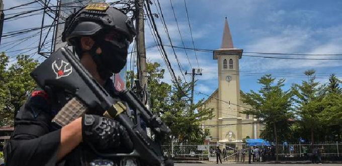Atentado terrorista deja 14 personas heridas tras finalizar la misa de Ramos en una iglesia catlica en Indonesia
