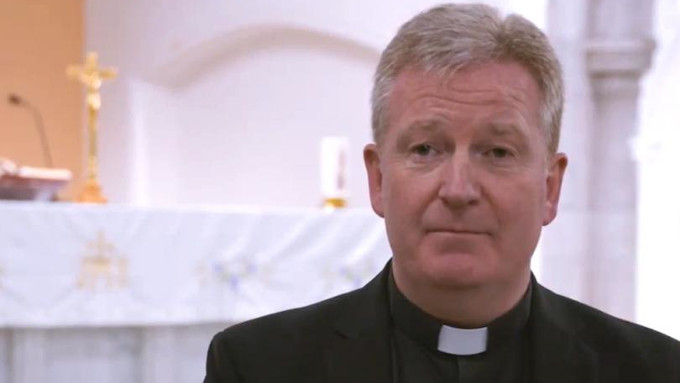 El obispo ms joven de Irlanda se suma a los que se oponen a la enseanza de la Iglesia sobre la bendicin de parejas homosexuales
