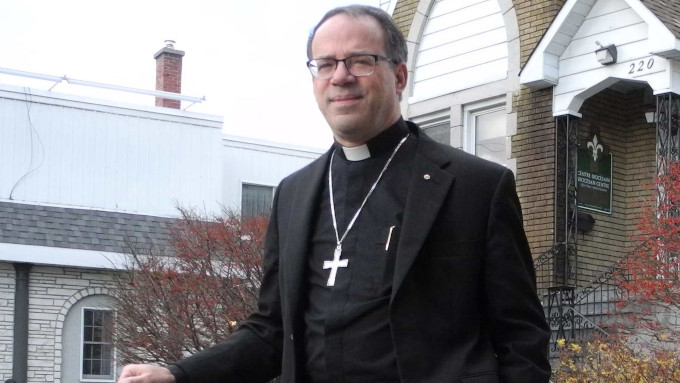 Las escuelas catlicas de Ottawa desprecian la autoridad del arzobispo Damphousse y ondearn la bandera gay