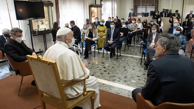 El Papa pregunta a cunta gente llega Radio Vaticano, Vatican News y  L'Osservatore Romano