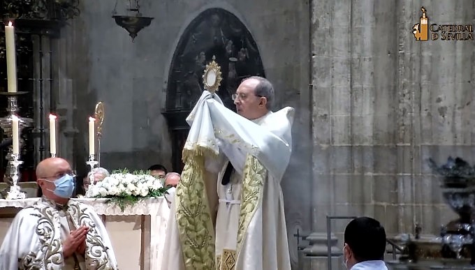 Mons. Asenjo preside su ltimo Corpus Christi en Sevilla en una emotiva ceremonia