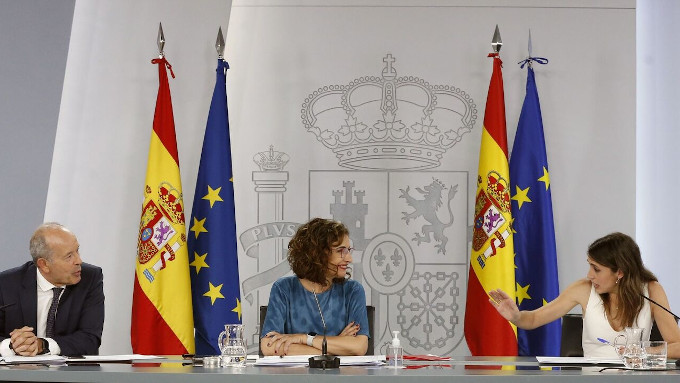 El gobierno social-comunista de Espaa remite a las Cortes una ley demencial sobre transexualidad y derechos LGTBI