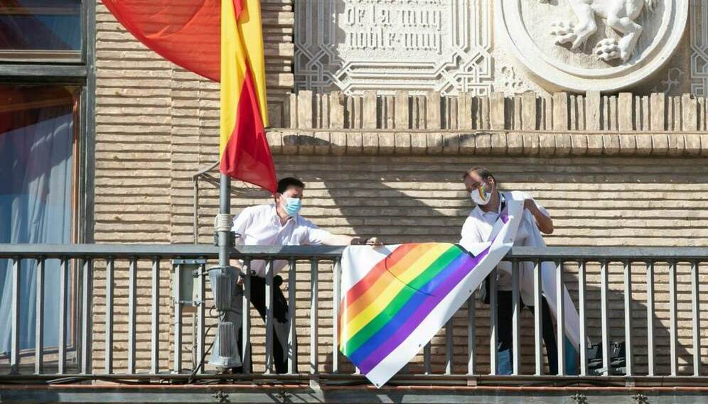 Un juez ordena retirar la pancarta LGTB del balcn del Ayuntamiento de Zaragoza, presidido por el PP