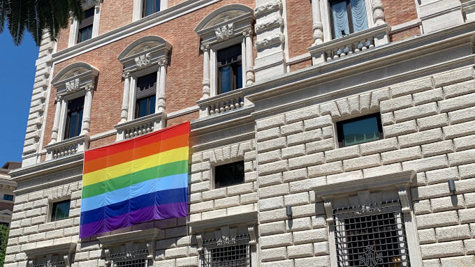 La Embajada de EE.UU ante el Vaticano exhibir la bandera del orgullo LGTB durante el mes de junio