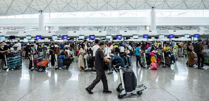 Aeropuerto resuena con sollozos y despedidas en xodo de Hong Kong