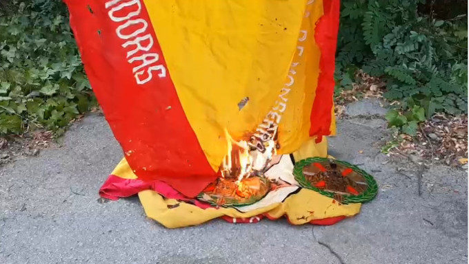 Secesionistas queman la bandera del requet del Tercio de Montserrat con imgenes de la Virgen