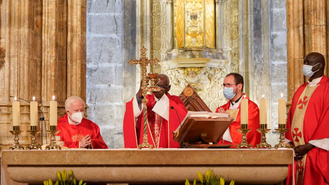 El cardenal Sarah venera en Valencia el Santo Cliz en el Ao Jubilar Eucarstico