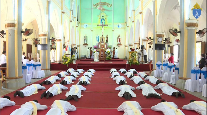 El obispo de Vinh ordena sacerdotes y los enva como misioneros a otras dicesis de Vietnam
