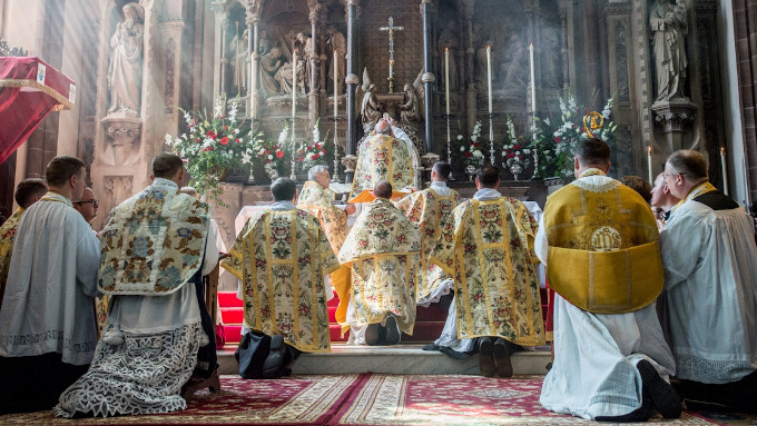 El Papa decreta que los obispos deben pedir autorizacin para conceder el permiso para la Misa tridentina en parroquias