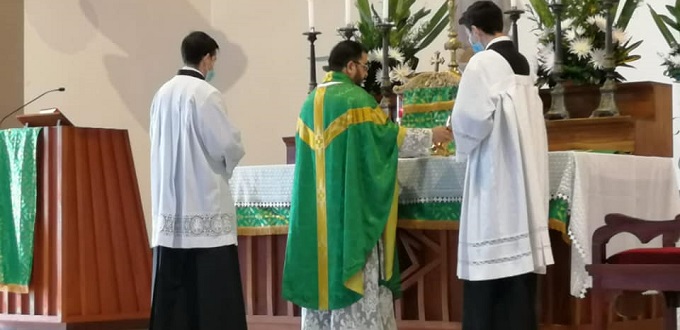 Obispo de Costa Rica suspende a sacerdote por celebrar la misa nueva en latn y ad orientem como permite la Iglesia