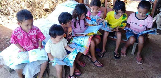 Sacerdote promueve la alfabetizacin en una aldea remota de Nusa Tenggara