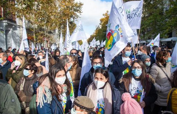 Cientos de familias marcharon por Madrid contra las imposiciones ideolgicas del gobierno y a favor del derecho a la vida