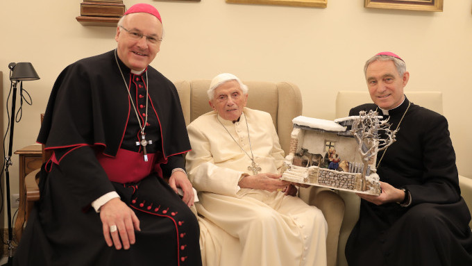 Mons. Voderholzer le regala un beln a Benedicto XVI
