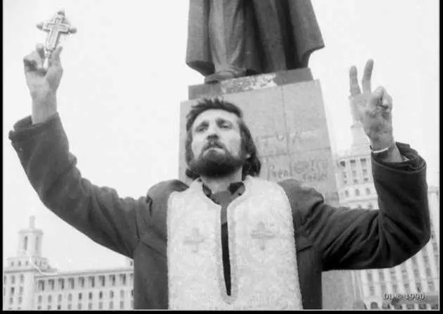 Rumania: el presidente otorga la Orden al Mrito al sacerdote ortodoxo que derrib la estatua de Lenin