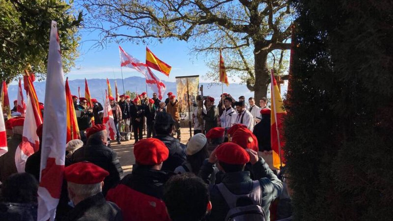 Cientos de personas se congregan en Monserrat contra la retirada del monumento al Requet