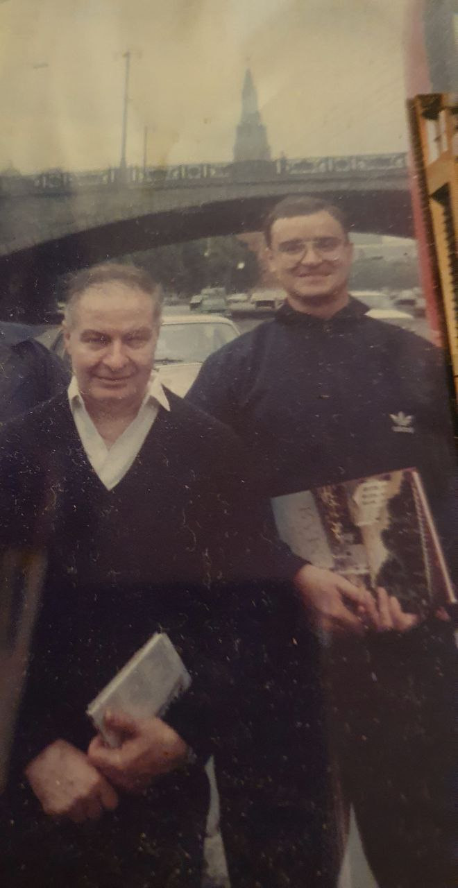 El padre Alfredo Senz, y el padre Pablo Sylvester, en Rusia, en 1993. Homenaje a 'a Rus de Vladimir