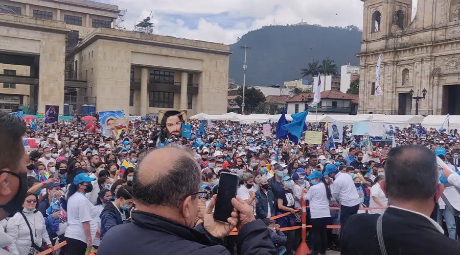 Cientos de miles de colombianos marchan en defensa de la vida