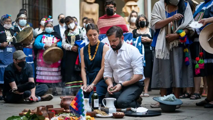 Gabriel Boric se estrena en la presidencia de Chile participando en un rito pagano