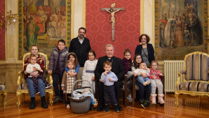 El arzobispo de Burgos recibe a una familia misionera que huy de la guerra en Ucrania