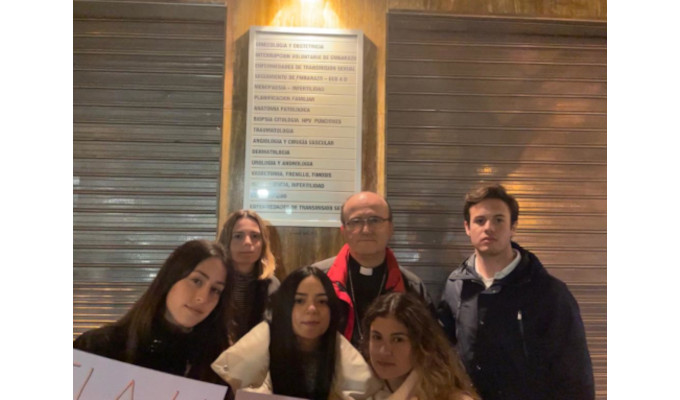 Mons. Munilla acompa a jvenes que rezaron frente al abortorio de Alicante