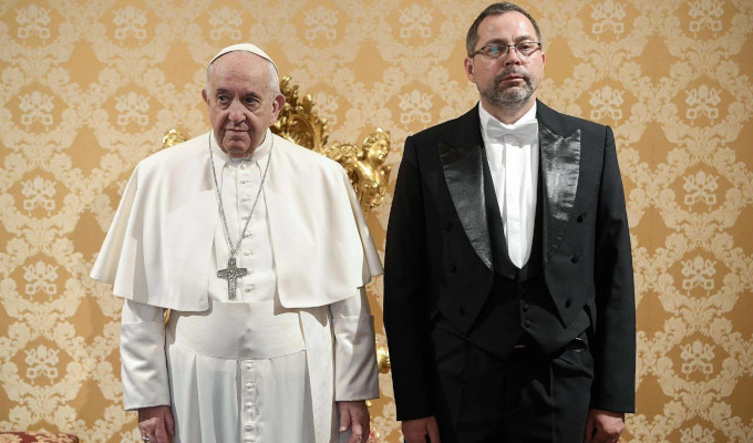 El embajador de Ucrania ante la Santa Sede no ve claro que una mujer ucraniana y una rusa vayan juntas en el Va Crucis del Papa