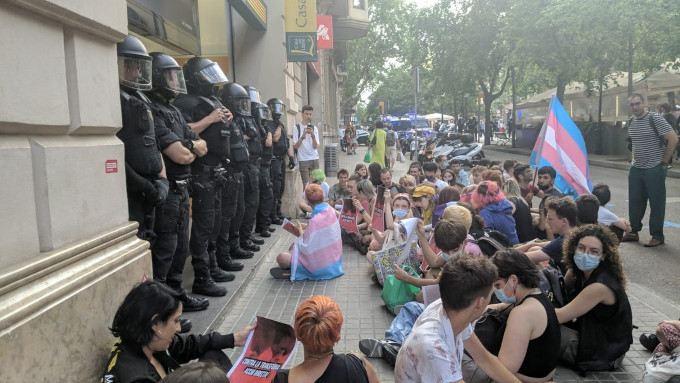 Radicales LGTBI intentaron boicotear la presentacin en Barcelona del libro Nadie nace en el cuerpo equivocado