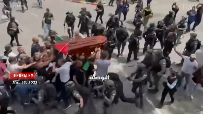 La polica de Israel ataca a las personas que portaban el fretro de la periodista abatida por el ejrcito