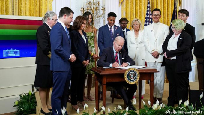 Biden firm una orden ejecutiva para impedir en todo el mundo las terapias de conversin para homosexuales y transexuales