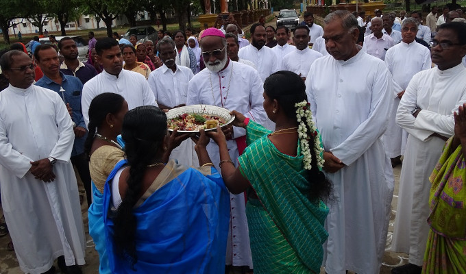 Mons. Francis Kalist visita el Santuario de Nuestra Seora de Periyanayagi tras la polmica por su nombramiento