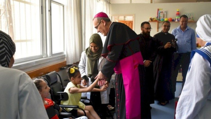 El Patriarca Latino de Jerusaln visita a los cristianos palestinos en la Franja de Gaza