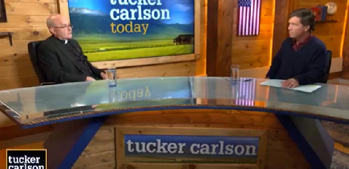 Tucker Carlson entrevista a un exorcista catlico sobre la realidad de los demonios y el poder de Dios