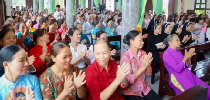 Catlicos vietnamitas celebran la consagracin de una nueva parroquia