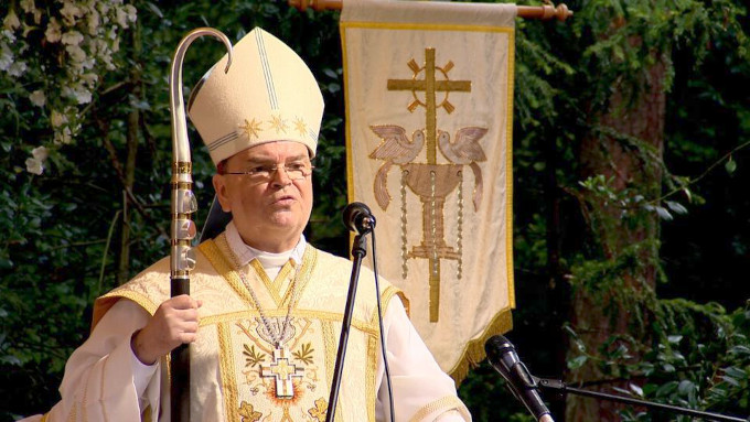 El obispo de Ausburgo asegura que la sinodalidad no es la democratizacin de la Iglesia