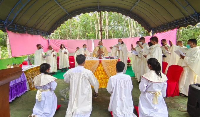 Los trapenses inauguran un monasterio en una aldea de Indonesia en mitad de la selva