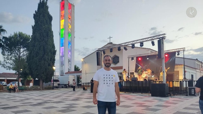 Ayuntamiento extremeo ilumina la torre de su iglesia con los colores del Orgullo Gay