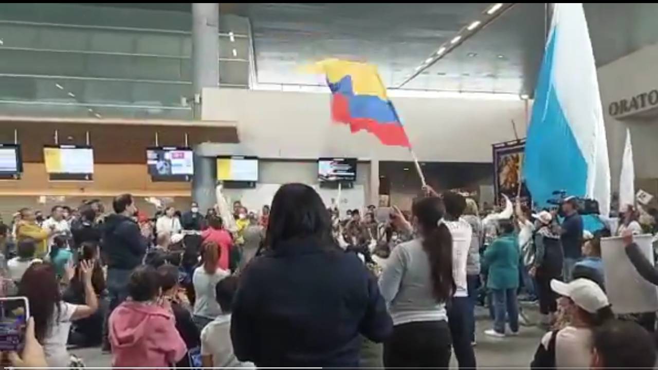 Devulvannos la capilla: concentracin y rosario en el aeropuerto de Bogot en protesta por el cierre de la capilla
