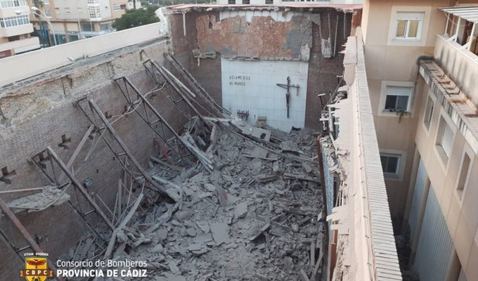Sin vctimas en el derrumbe del techo de la iglesia de un colegio catlico en Cdiz