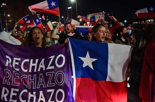 Los chilenos rechazan abrumadoramente el proyecto de constitucin con 24 puntos de diferencia