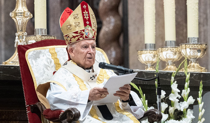 El cardenal Caizares se despidi de los fieles en Valencia que le otorgaron una larga ovacin