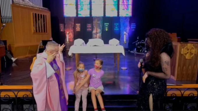 Pastor metodista de Florida invita a una drag queen a predicar un sermn con nias a su lado