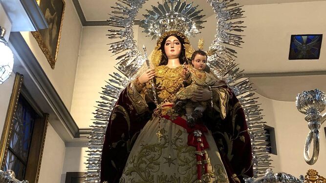 Arrojan leja a la imagen de la Virgen del Rosario mientras procesionaba por Jan