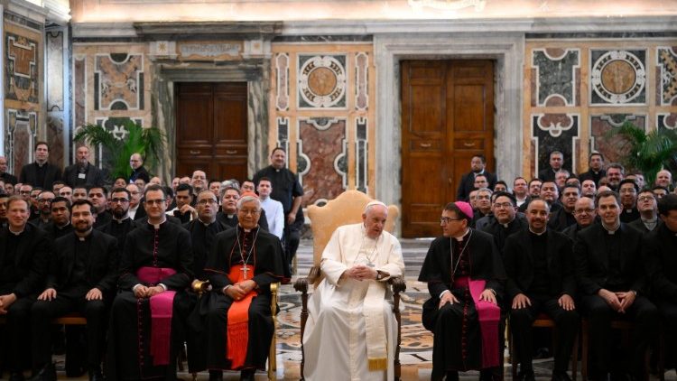 El Papa a los formadores de seminarios: su misin no es formar superhombres que pretendan conocer y controlar todo
