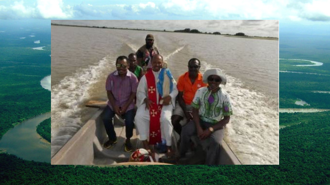 La Palabra de Dios viaja en canoa en Papa Nueva Guinea