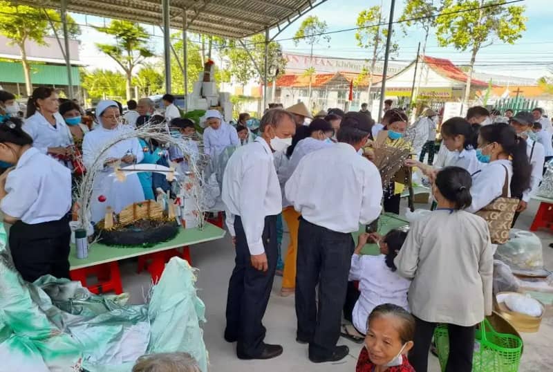 Conversos vietnamitas traen a amigos y familiares no catlicos a celebrar la Navidad en su iglesia con motivo de concurso de belenes