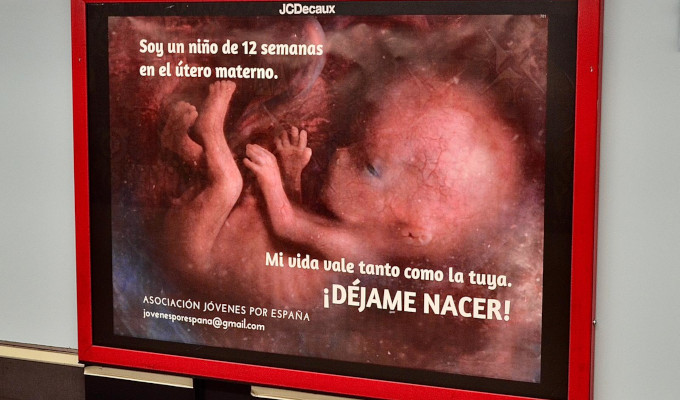 Jvenes por Espaa lanzan una campaa a favor de la vida y en contra del aborto en el Metro de Madrid